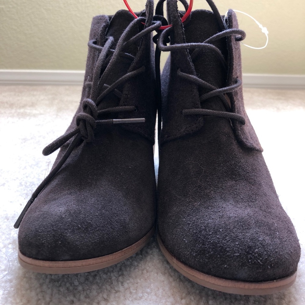 Dark brown women’s Toms size 8.5 Booties